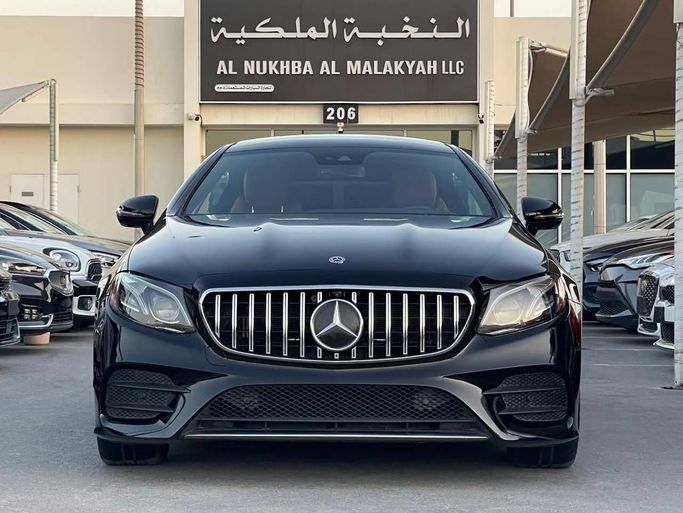 Подержанный Mercedes-Benz E-Class 450 V (W213, S213, C238), 3.0 л, 2019 в Шардже от Al Nukhba Al Malakyah Used Cars Черный цвет. Американская | AUTO.AE