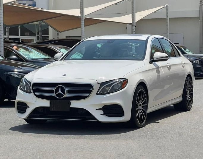 Подержанный Mercedes-Benz E-Class 300 V (W213, S213, C238), 2.0 л, 2019 в Шардже от Al Nukhba Al Malakyah Used Cars Белый цвет. Американская | AUTO.AE