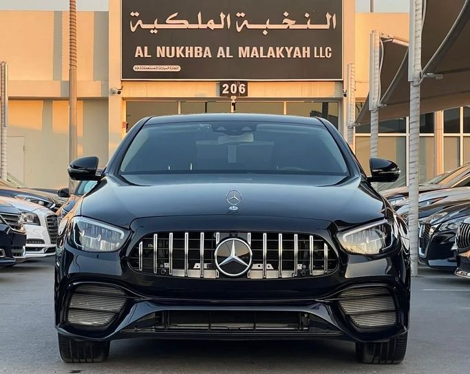 Подержанный Mercedes-Benz E-Class 300 V (W213, S213, C238), 2.0 л, 2018 в Шардже от Al Nukhba Al Malakyah Used Cars Черный цвет. Корейская | AUTO.AE