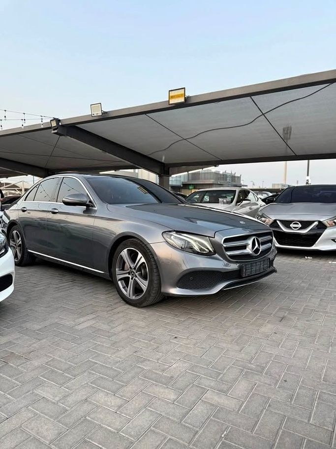 Подержанный Mercedes-Benz E-Class 300 V (W213, S213, C238), 2.0 л, 2019 в Шардже от Nasmt Al Jazera Used Cars  Серый цвет. Корейская | AUTO.AE