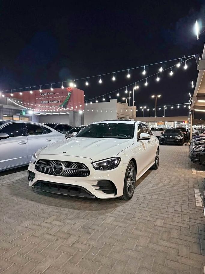 Подержанный Mercedes-Benz E-Class 250 V (W213, S213, C238) Рестайлинг, 2.0 л, 2023 в Шардже от Nasmt Al Jazera Used Cars  Белый цвет. Корейская | AUTO.AE