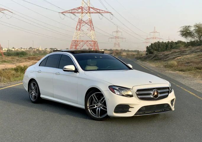 Подержанный Mercedes-Benz E-Class 300 V (W213, S213, C238), 2.0 л, 2017 в Шардже от Wahat Al Sharjah Used Cars Белый цвет. Американская | AUTO.AE