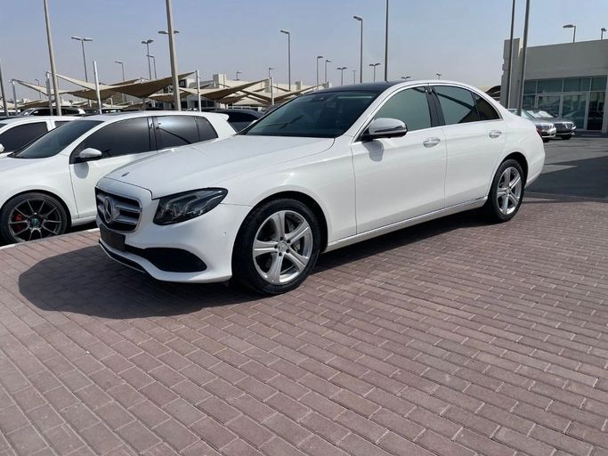 مستعملة Mercedes-Benz E-Class 300 V (W213، S213، C238), 2.0 l, 2017 في في الشارقة من Sport Used Cars، اللون أبيض. المواصفات الكورية | AUTO.AE