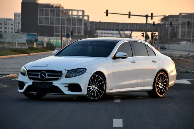 Подержанный Mercedes-Benz E-Class 200 V (W213, S213, C238), 2.0 л, 2017 в Шардже от AL WEAM USED CARS Белый цвет. GCC | AUTO.AE