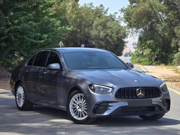 Подержанный Mercedes-Benz E-Class 250 V (W213, S213, C238) Рестайлинг, 2.0 л, 2021 в Шардже от Al Jana Used Cars Серый цвет. Корейская | AUTO.AE