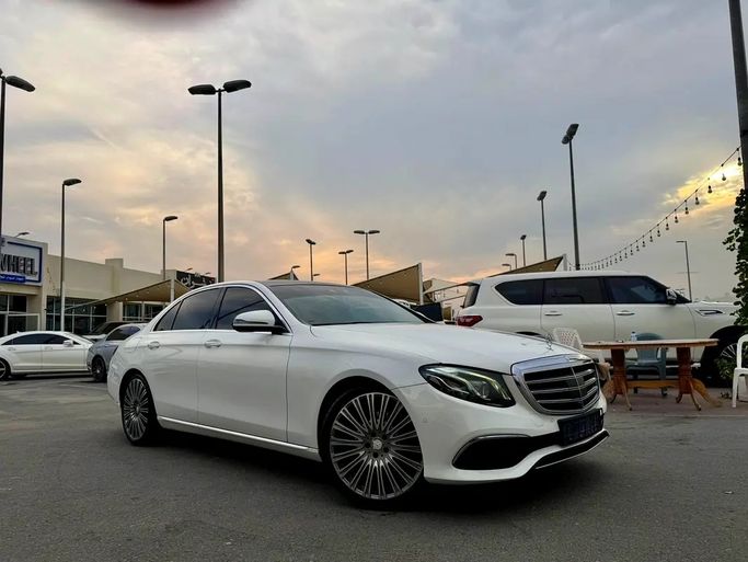 مستعملة Mercedes-Benz E-Class 300 V (W213، S213، C238), 2.0 l, 2017 في في الشارقة من Black Wheel Used Cars، اللون أبيض. مواصفات الخليج | AUTO.AE
