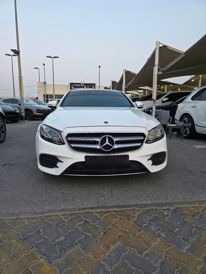 مستعملة Mercedes-Benz E-Class 200 V (W213، S213، C238), 2.0 l, 2018 في في الإمارات, الشارقة من Almalakyah Cars، اللون أبيض. مواصفات الخليج | AUTO.AE | إعلان #275935