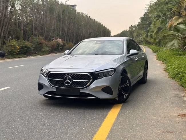 Used ⁦Mercedes-Benz E-Class 300 VI (W214, S214), 2.0 l, 2025⁩ in UAE, Sharjah by AL TAWEEL MOTORS, Silver color. European Specs | AUTO.AE | Listing #288553