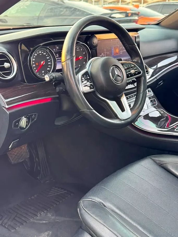 Подержанный Mercedes-Benz E-Class 300 V (W213, S213, C238), 2.0 л, 2019 в ОАЭ, Шарджа от Rebou Alfakhama Серебристый цвет. Американская | AUTO.AE | Объявление #295793 — фото 15 из 16