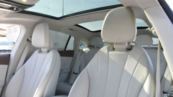 Подержанный Mercedes-Benz EQE 350+, 2024 в Шардже от Alfaris Used Cars Белый цвет.  | AUTO.AE