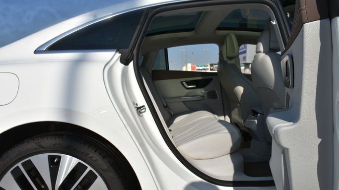 Подержанный Mercedes-Benz EQE 350+, 2024 в Шардже от Alfaris Used Cars Белый цвет.  | AUTO.AE
