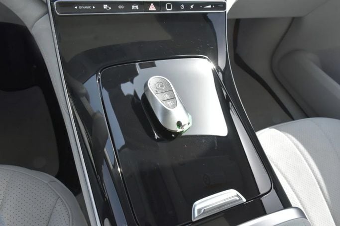 Подержанный Mercedes-Benz EQE 500, 2024 в Шардже от Alfaris Used Cars Голубой цвет. Other | AUTO.AE
