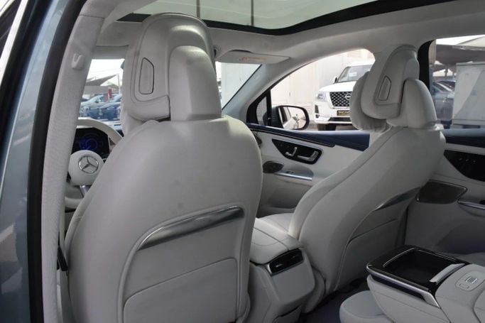 Подержанный Mercedes-Benz EQE 500, 2024 в Шардже от Alfaris Used Cars Голубой цвет. Other | AUTO.AE