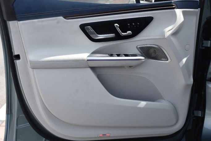 Подержанный Mercedes-Benz EQE 500, 2024 в Шардже от Alfaris Used Cars Голубой цвет. Other | AUTO.AE