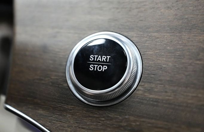 Подержанный Mercedes-Benz EQS 450+, 2022 в Шардже от Al Qassem Cars Trading Черный цвет. Американская | AUTO.AE