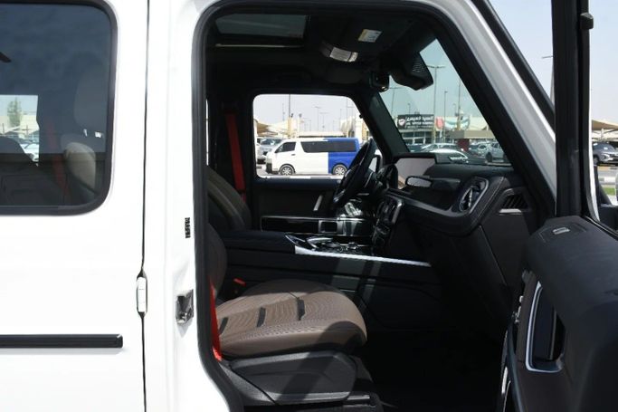 Подержанный Mercedes-Benz G-Class AMG 63 AMG II (W463), 4.0 л, 2024 в Шардже от Alfaris Used Cars Белый цвет. Other | AUTO.AE