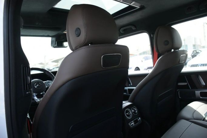 Подержанный Mercedes-Benz G-Class AMG 63 AMG II (W463), 4.0 л, 2024 в Шардже от Alfaris Used Cars Белый цвет. Other | AUTO.AE