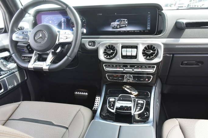 Подержанный Mercedes-Benz G-Class AMG 63 AMG II (W463), 4.0 л, 2024 в Шардже от Alfaris Used Cars Белый цвет. Other | AUTO.AE