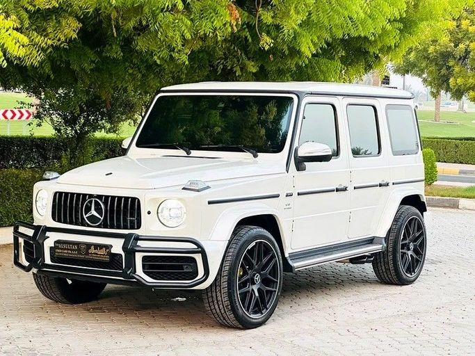 Подержанный Mercedes-Benz G-Class AMG 63 AMG II (W463), 4.0 л, 2021 в Шардже от Taj Al Sultan Used Cars Белый цвет. Японская | AUTO.AE