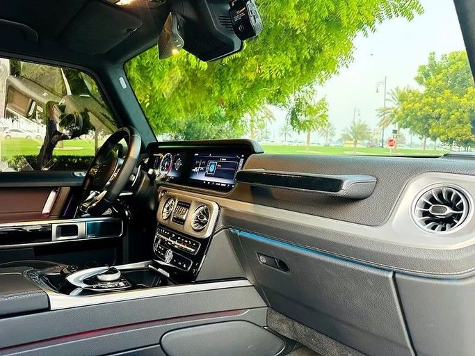 Подержанный Mercedes-Benz G-Class AMG 63 AMG II (W463), 4.0 л, 2021 в Шардже от Taj Al Sultan Used Cars Белый цвет. Японская | AUTO.AE