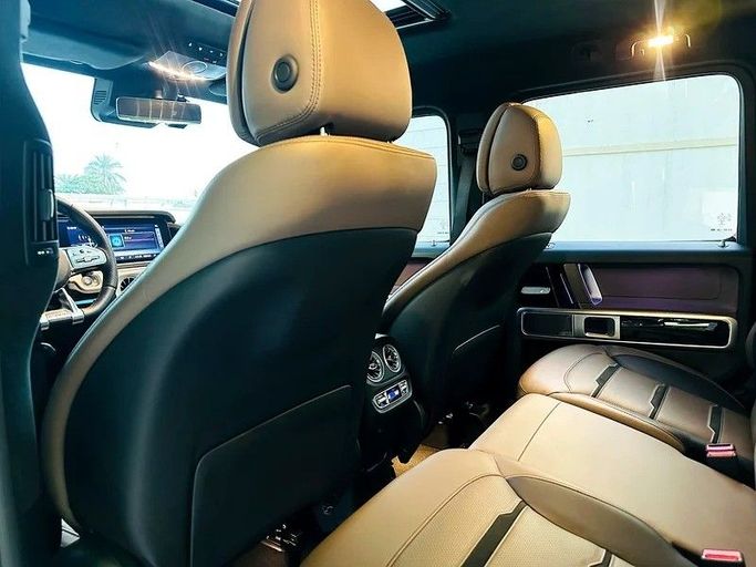 Подержанный Mercedes-Benz G-Class AMG 63 AMG II (W463), 4.0 л, 2021 в Шардже от Taj Al Sultan Used Cars Белый цвет. Японская | AUTO.AE