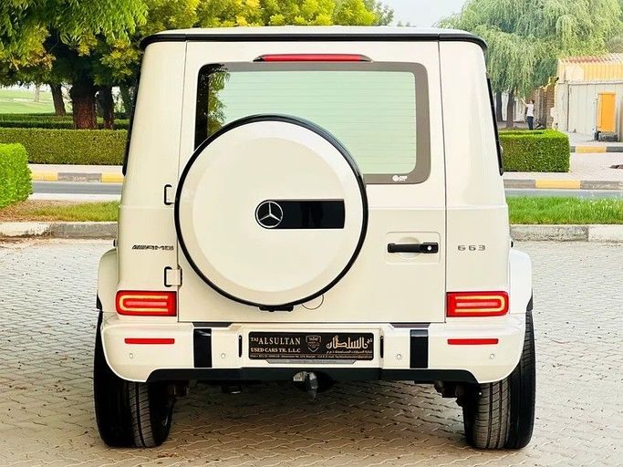 Подержанный Mercedes-Benz G-Class AMG 63 AMG II (W463), 4.0 л, 2021 в Шардже от Taj Al Sultan Used Cars Белый цвет. Японская | AUTO.AE