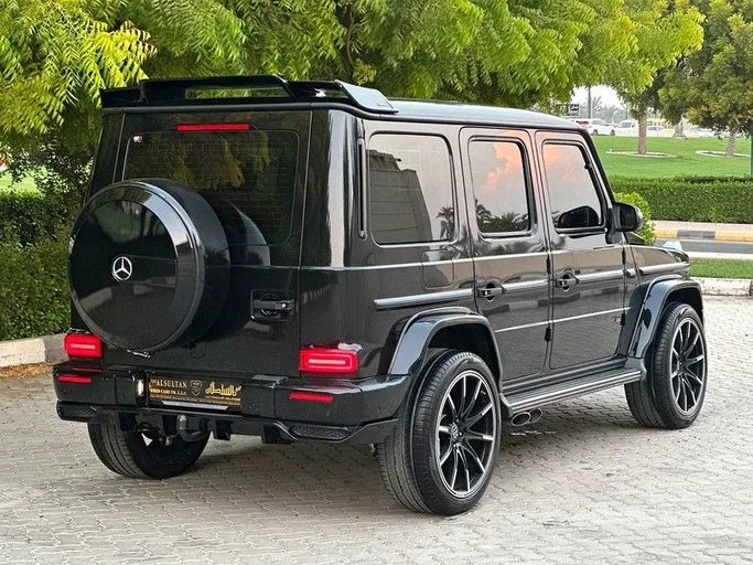 Подержанный Mercedes-Benz G-Class AMG 63 AMG II (W463), 4.0 л, 2021 в Шардже от Taj Al Sultan Used Cars Черный цвет. Японская | AUTO.AE