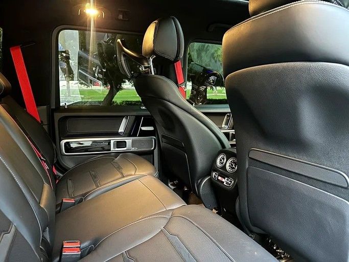 Подержанный Mercedes-Benz G-Class AMG 63 AMG II (W463), 4.0 л, 2022 в Шардже от Taj Al Sultan Used Cars Черный цвет. Японская | AUTO.AE