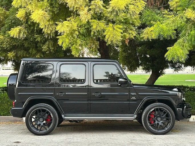 Подержанный Mercedes-Benz G-Class AMG 63 AMG II (W463), 4.0 л, 2022 в Шардже от Taj Al Sultan Used Cars Черный цвет. Японская | AUTO.AE