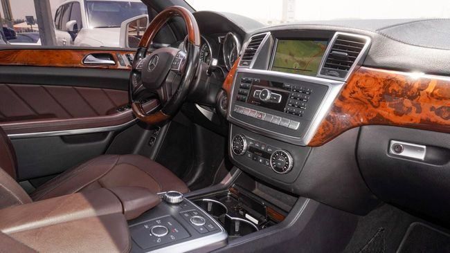 Подержанный Mercedes-Benz GL-Class 500 II (X166), 4.7 л, 2015 в Шардже от Alnujoom Al Malakiah Used Cars Белый цвет. GCC | AUTO.AE