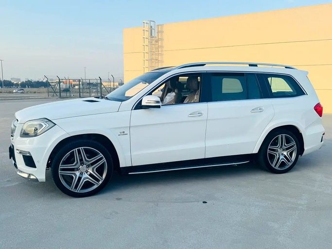 Подержанный Mercedes-Benz GL-Class 500 II (X166), 4.7 л, 2014 в Шардже от Bashar Karoomi Kunani Белый цвет. GCC | AUTO.AE