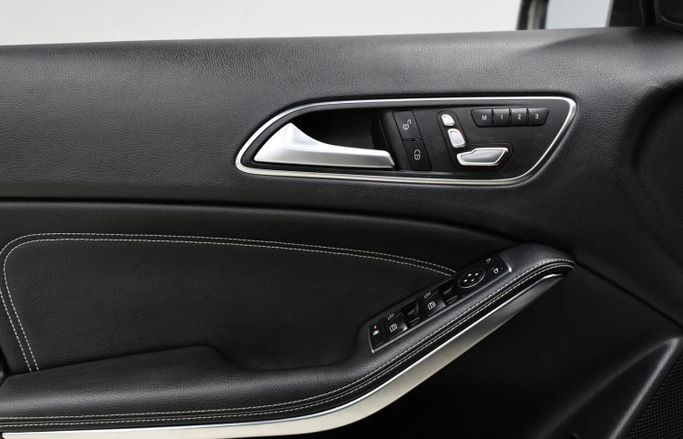 Подержанный Mercedes-Benz GLA 220 I (X156) Рестайлинг, 2.0 л, 2020 в Шардже от Al Qassem Cars Trading Серебристый цвет. Американская | AUTO.AE