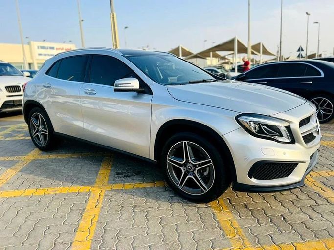 Подержанный Mercedes-Benz GLA 250 II (H247), 2.0 л, 2020 в Шардже от Karkuk Used Cars Серебристый цвет. Канадская | AUTO.AE
