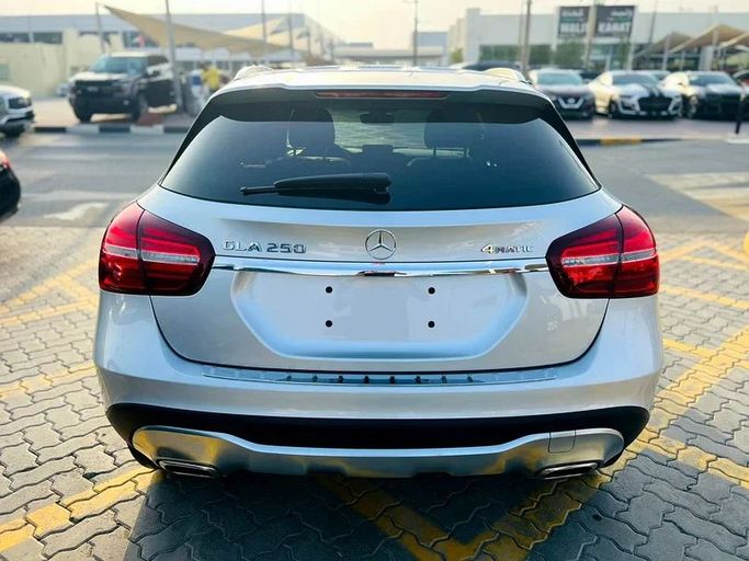 Подержанный Mercedes-Benz GLA 250 II (H247), 2.0 л, 2020 в Шардже от Karkuk Used Cars Серебристый цвет. Канадская | AUTO.AE