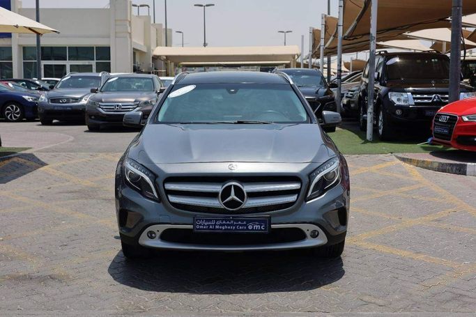 Подержанный Mercedes-Benz GLA 250 I (X156), 2.0 л, 2016 в Шардже от OMC Used Cars Серебристый цвет. Американская | AUTO.AE