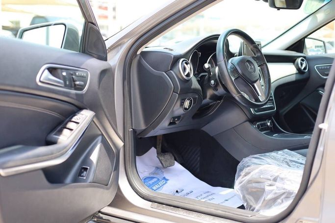 Подержанный Mercedes-Benz GLA 250 I (X156), 2.0 л, 2016 в Шардже от OMC Used Cars Серебристый цвет. Американская | AUTO.AE