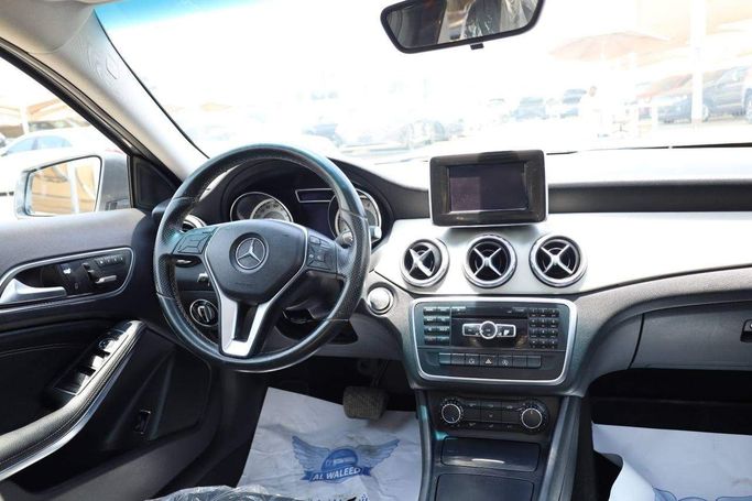 Подержанный Mercedes-Benz GLA 250 I (X156), 2.0 л, 2016 в Шардже от OMC Used Cars Серебристый цвет. Американская | AUTO.AE