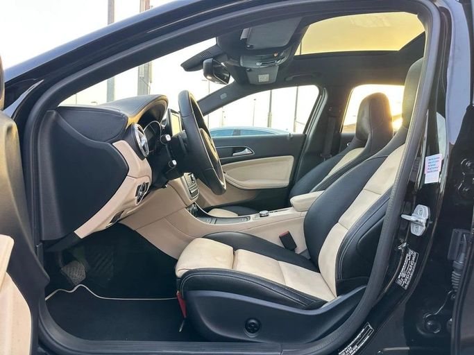 Подержанный Mercedes-Benz GLA 250 I (X156), 2.0 л, 2016 в Шардже от Al Hashal Used Cars Черный цвет. GCC | AUTO.AE