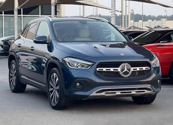 Подержанный Mercedes-Benz GLA 250 II (H247), 2.0 л, 2022 в Шардже от Al Nukhba Al Malakyah Used Cars Тёмно-синий цвет. Американская | AUTO.AE
