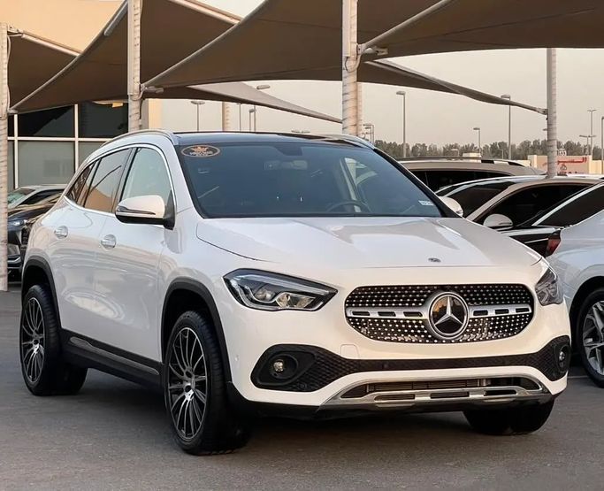 Подержанный Mercedes-Benz GLA 250 II (H247), 2.0 л, 2022 в Шардже от Al Nukhba Al Malakyah Used Cars Белый цвет. Американская | AUTO.AE