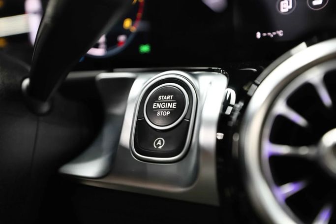 Подержанный Mercedes-Benz GLB 250 I (X247), 2.0 л, 2021 в Шардже от Al Qassem Cars Trading Белый цвет. Корейская | AUTO.AE