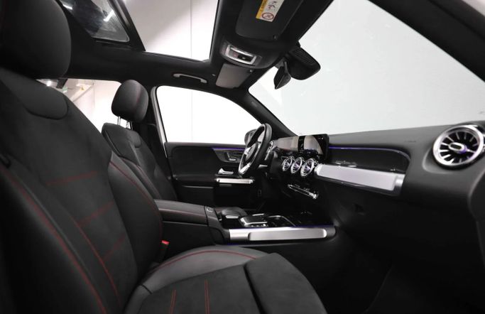 Подержанный Mercedes-Benz GLB 250 I (X247), 2.0 л, 2021 в Шардже от Al Qassem Cars Trading Белый цвет. Корейская | AUTO.AE