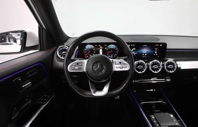 Подержанный Mercedes-Benz GLB 250 I (X247), 2.0 л, 2021 в Шардже от Al Qassem Cars Trading Белый цвет. Корейская | AUTO.AE