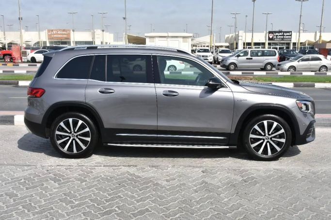 Подержанный Mercedes-Benz GLB 250 I (X247), 2.0 л, 2020 в Шардже от Alfaris Used Cars Серебристый цвет. Other | AUTO.AE