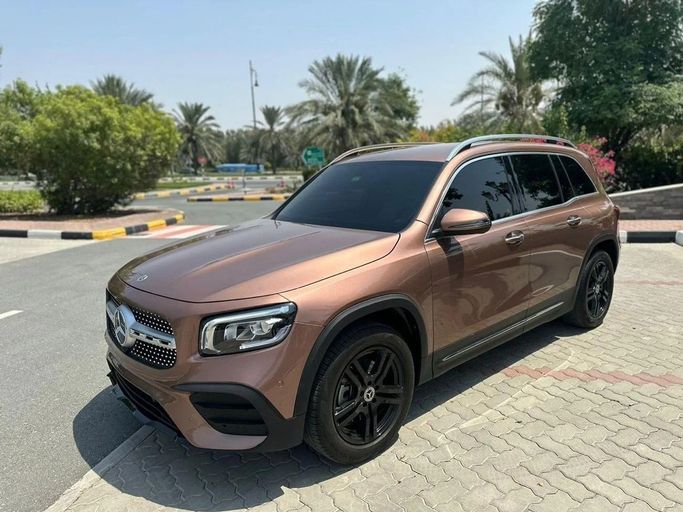 Подержанный Mercedes-Benz GLB 250 I (X247), 2.0 л, 2022 в Шардже от Alnawras Cars Бронзовый цвет.  | AUTO.AE