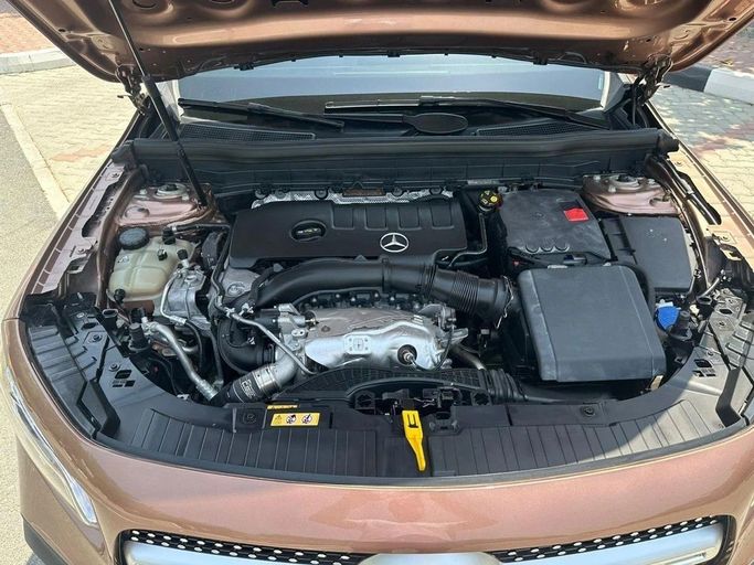 Подержанный Mercedes-Benz GLB 250 I (X247), 2.0 л, 2022 в Шардже от Alnawras Cars Бронзовый цвет.  | AUTO.AE