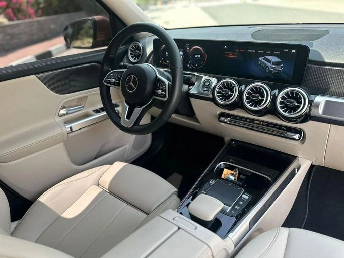 Подержанный Mercedes-Benz GLB 250 I (X247), 2.0 л, 2022 в Шардже от Alnawras Cars Бронзовый цвет.  | AUTO.AE