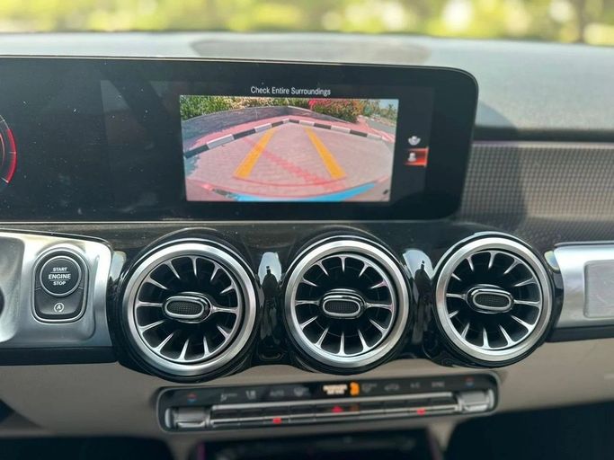 Подержанный Mercedes-Benz GLB 250 I (X247), 2.0 л, 2022 в Шардже от Alnawras Cars Бронзовый цвет.  | AUTO.AE