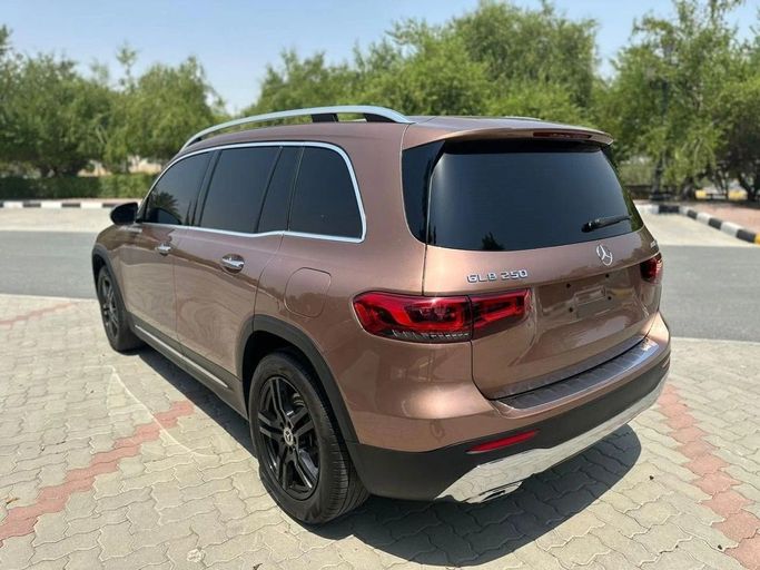 Подержанный Mercedes-Benz GLB 250 I (X247), 2.0 л, 2022 в Шардже от Alnawras Cars Бронзовый цвет.  | AUTO.AE