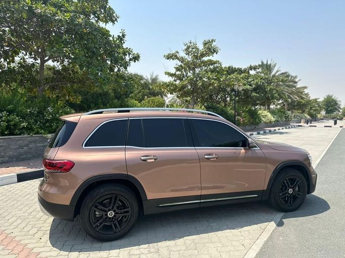 Подержанный Mercedes-Benz GLB 250 I (X247), 2.0 л, 2022 в Шардже от Alnawras Cars Бронзовый цвет.  | AUTO.AE